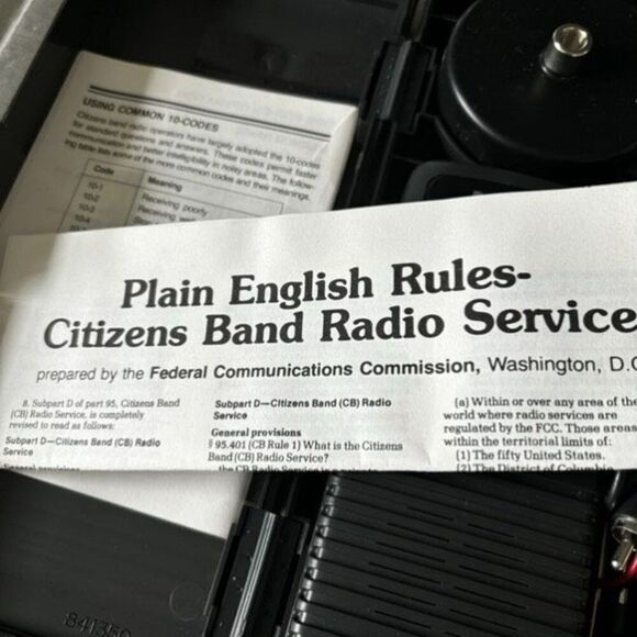 Radio Shack Emergency Citizens Band TRC-463 40 Channel Radio - Picture 5 of 8